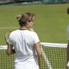 Amélie Mauresmo, enceinte, lors d'un entraînement avec Andy Murray et Jonas Björkman au All England Lawn Tennis and Croquet Club de Wimbledon, à Londres, le 24 juin 2015