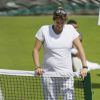 Amélie Mauresmo, enceinte, lors d'un entraînement avec Andy Murray au All England Lawn Tennis and Croquet Club de Wimbledon, à Londres, le 24 juin 2015