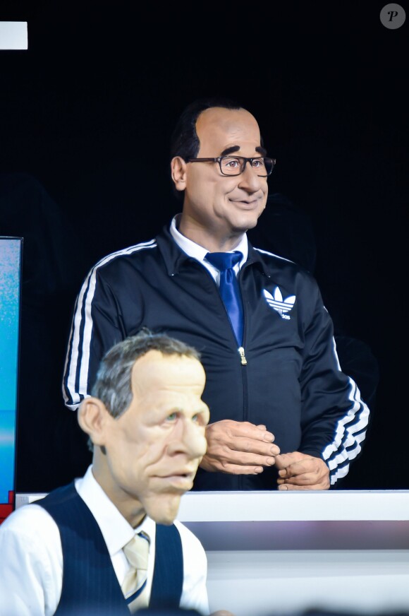 La marionnette de Patrick Poivre d'Arvor et celle de François Hollande dans les Guignols de l'info - Ambiance sur le plateau du Grand Journal de Canal + lors du 68ème festival de Cannes le 13 mai 2015