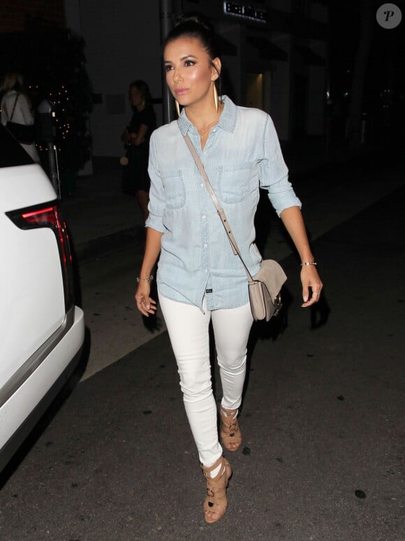 Eva Longoria quitte avec de jeunes proches le restaurant Mr Chow à Los Angeles, le 25 juin 2015 où ils ont dîné.  