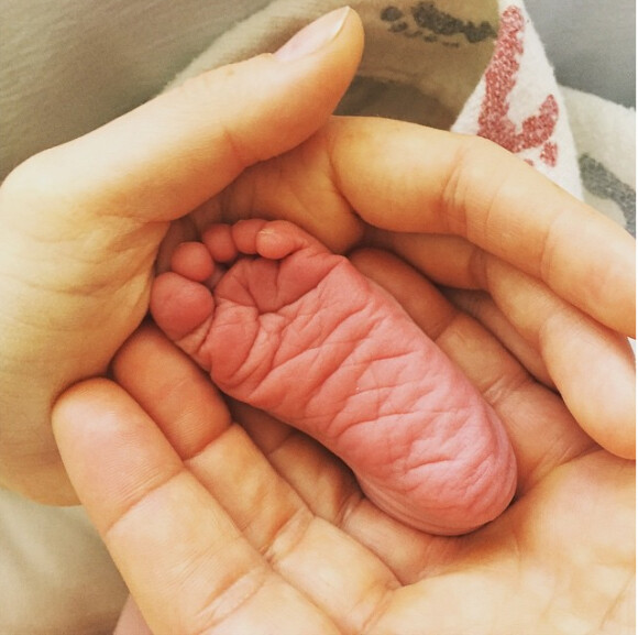 Anne Vyalitsyna présente au monde son premier enfant : une petite fille prénommée Alaska. Photo publiée le 1er juillet 2015.