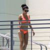 Eva Longoria, en vacances aux côtés de son compagnon José Antonio Baston à Miami, plonge tête la première dans la piscine de son hôtel devant un panneau "NO DIVING". Le 1er juillet 2015.