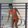 Eva Longoria, en vacances aux côtés de son compagnon José Antonio Baston à Miami, plonge tête la première dans la piscine de son hôtel devant un panneau "NO DIVING". Le 1er juillet 2015.