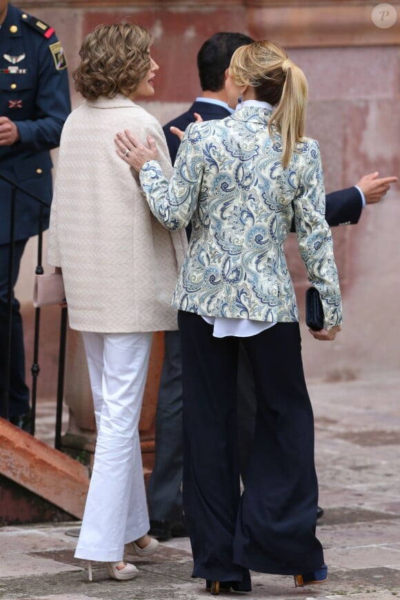 La reine Letizia d'Espagne et Angelica Rivera - Le roi Felipe VI et la reine Letizia d'Espagne visitent le musée des colonies à Guadalupe au Mexique le 1er juillet, 2015 
