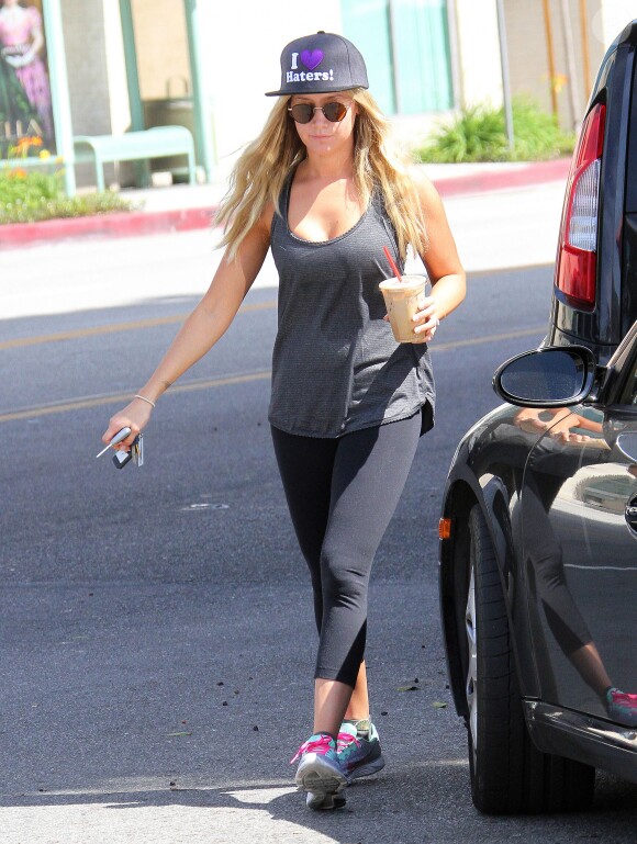 Exclusif - Ashley Tisdale boit un café glacé dans les rues de Los Angeles, le 20 mars 2015. 