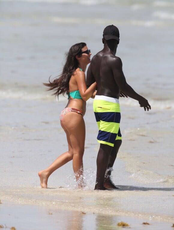 Bacary Sagna et sa femme Ludivine en amoureux sur la plage à Miami, le 3 juillet 2015