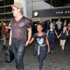 Brad Pitt avec sa fille Zahara, ses enfants Shiloh et Knox derrière lui, arrivant en famille à l'aéroport de Los Angeles le 5 juillet 2015