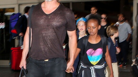Brad Pitt et Angelina Jolie arrivant en famille à l'aéroport de Los Angeles le 5 juillet 2015 : au premier plan, leurs enfants Shiloh et Knox, Pax derrière eux puis Maddox et sa mère Angelina