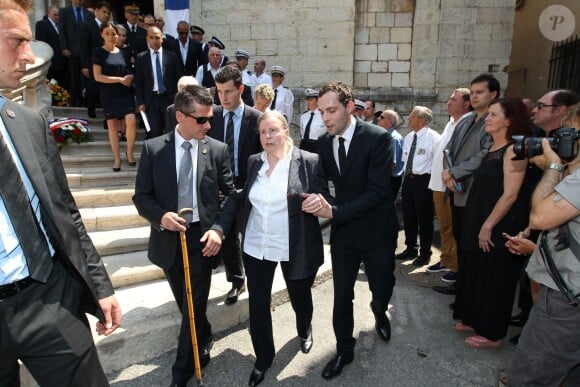 Jeanne Joly, la femme de Charles Pasqua, et ses proches lors des obsèques de l'homme politique en la cathédrale Notre-Dame du Puy à Grasse, le 7 juillet 2015