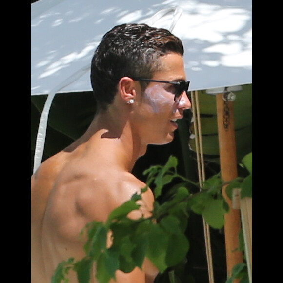 Cristiano Ronaldo et sa crème solaire en vacances à Miami le 24 juin 2015
