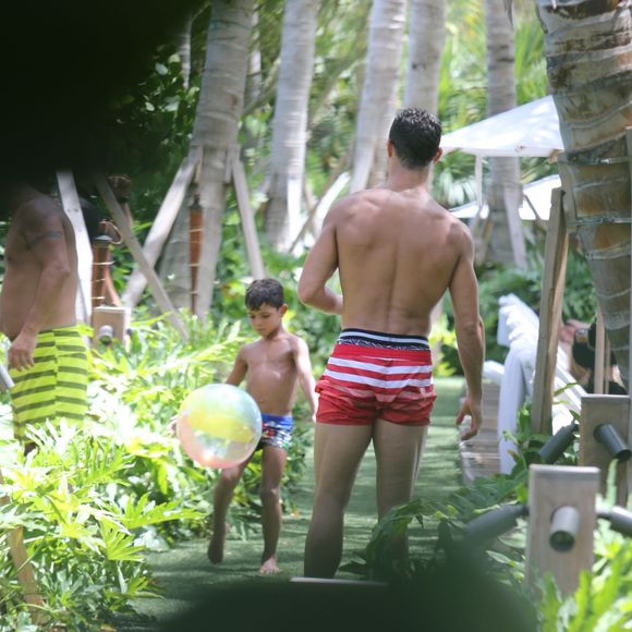 Cristiano Ronaldo et son fils Cristiano Jr en vacances à Miami le 24 juin 2015
