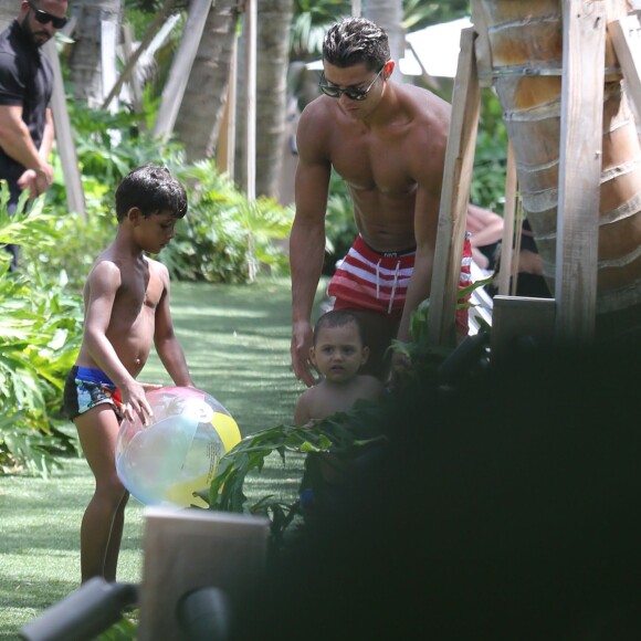 Cristiano Ronaldo et son fils Cristiano Jr en vacances à Miami le 24 juin 2015
