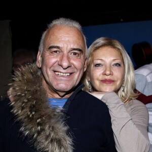 Michel Fugain et sa femme Sanda dans les coulisses du concert de Pluribus aux Folies Bergère le 7 mars 2015 à Paris.