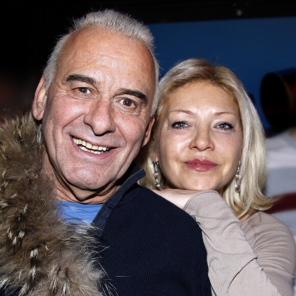 Michel Fugain et sa femme Sanda dans les coulisses du concert de Pluribus aux Folies Bergère le 7 mars 2015 à Paris.
