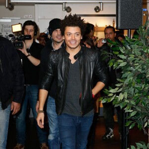 Kev Adams en séance de dédicaces à la Fnac des Ternes pour faire la promotion de la sortie DVD de son nouveau spectacle "Voilà Voilà" à Paris, le 5 novembre 2014