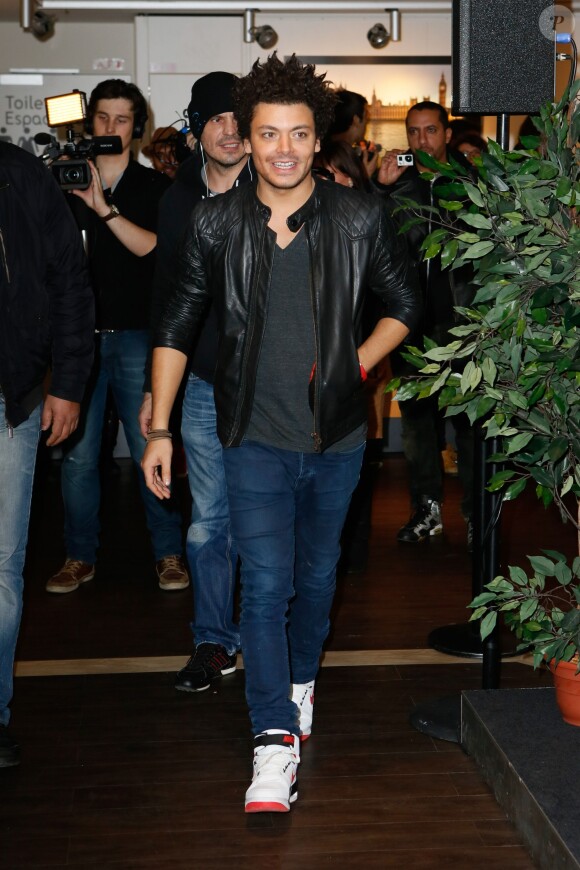 Kev Adams en séance de dédicaces à la Fnac des Ternes pour faire la promotion de la sortie DVD de son nouveau spectacle "Voilà Voilà" à Paris, le 5 novembre 2014