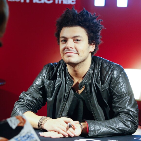 Kev Adams en séance de dédicaces à la Fnac des Ternes pour faire la promotion de la sortie DVD de son nouveau spectacle "Voilà Voilà" à Paris, le 5 novembre 2014