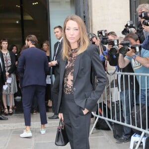 Laura Smet arrive au 325, rue Saint Martin (dans le 3e arrondissement) pour assister au défilé Jean Paul Gaultier (collection haute couture automne-hiver 2015/2016). Paris, le 8 juillet 2015.