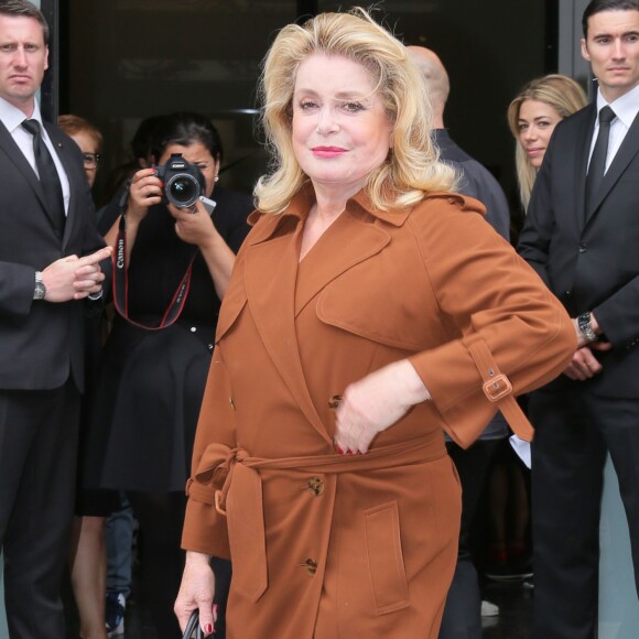 Catherine Deneuve arrive au 325, rue Saint Martin (dans le 3e arrondissement) pour assister au défilé Jean Paul Gaultier (collection haute couture automne-hiver 2015/2016). Paris, le 8 juillet 2015.