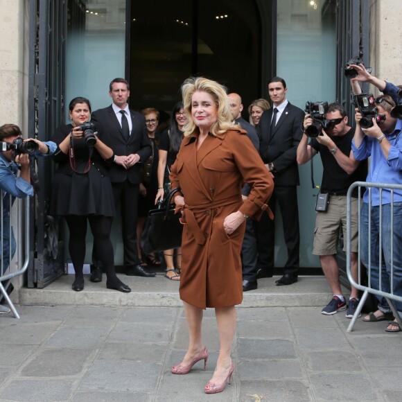 Catherine Deneuve arrive au 325, rue Saint Martin (dans le 3e arrondissement) pour assister au défilé Jean Paul Gaultier (collection haute couture automne-hiver 2015/2016). Paris, le 8 juillet 2015.