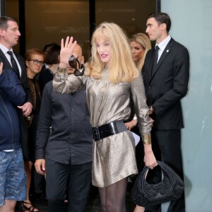 Arielle Dombasle arrive au 325, rue Saint Martin (dans le 3e arrondissement) pour assister au défilé Jean Paul Gaultier (collection haute couture automne-hiver 2015/2016). Paris, le 8 juillet 2015.