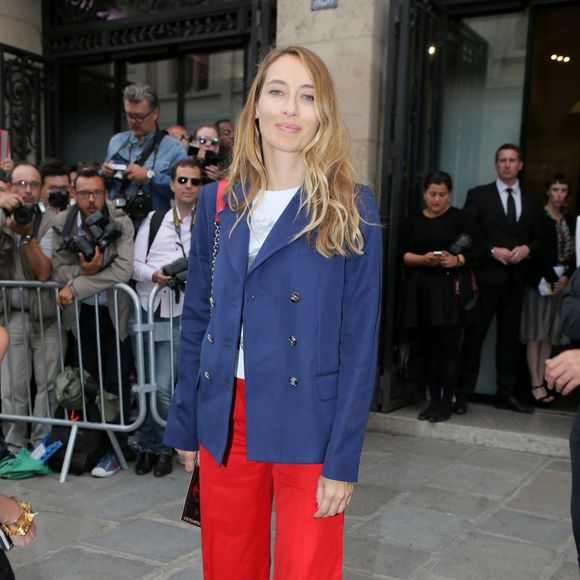 Alexandra Golovanoff arrive au 325, rue Saint Martin (dans le 3e arrondissement) pour assister au défilé Jean Paul Gaultier (collection haute couture automne-hiver 2015/2016). Paris, le 8 juillet 2015.