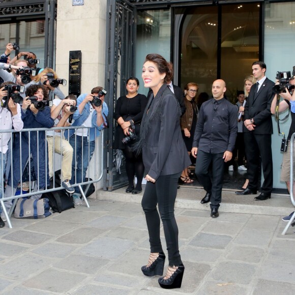 Sofia Essaïdi arrive au 325, rue Saint Martin (dans le 3e arrondissement) pour assister au défilé Jean Paul Gaultier (collection haute couture automne-hiver 2015/2016). Paris, le 8 juillet 2015.