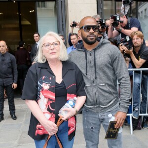 Josiane Balasko et son fils Rudy Berry arrivent au 325, rue Saint Martin (dans le 3e arrondissement) pour assister au défilé Jean Paul Gaultier (collection haute couture automne-hiver 2015/2016). Paris, le 8 juillet 2015.