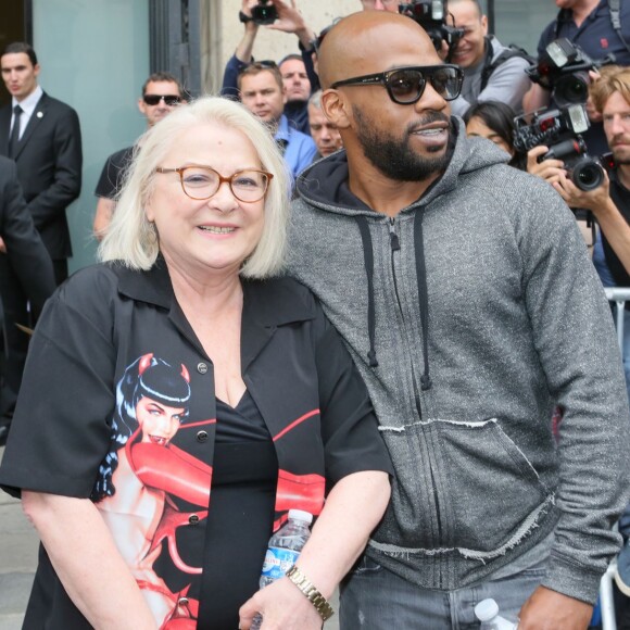 Josiane Balasko et son fils Rudy Berry arrivent au 325, rue Saint Martin (dans le 3e arrondissement) pour assister au défilé Jean Paul Gaultier (collection haute couture automne-hiver 2015/2016). Paris, le 8 juillet 2015.