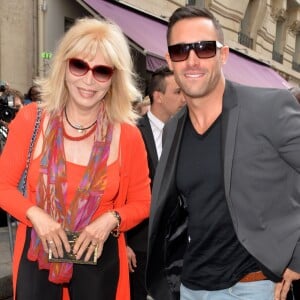 Amanda Lear arrive au 325, rue Saint Martin (dans le 3e arrondissement) pour assister au défilé Jean Paul Gaultier (collection haute couture automne-hiver 2015/2016). Paris, le 8 juillet 2015.