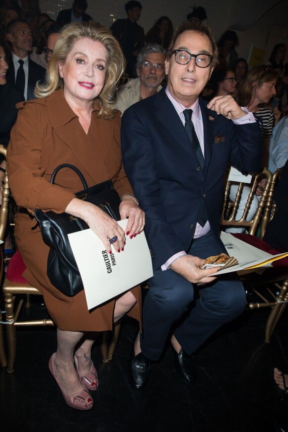 Catherine Deneuve et Gilles Dufour assistent au défilé Jean Paul Gaultier (collection haute couture automne-hiver 2015/2016) au 325, rue Saint Martin. Paris, le 8 juillet 2015.