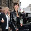 Sophie Marceau, modeuse sexy en veste en cuir et robe Alexandre Vauthier, et souliers Christian Louboutin, quitte Les Arts Déco à l'issue du défilé Alexandre Vauthier. Paris, le 7 juillet 2015.