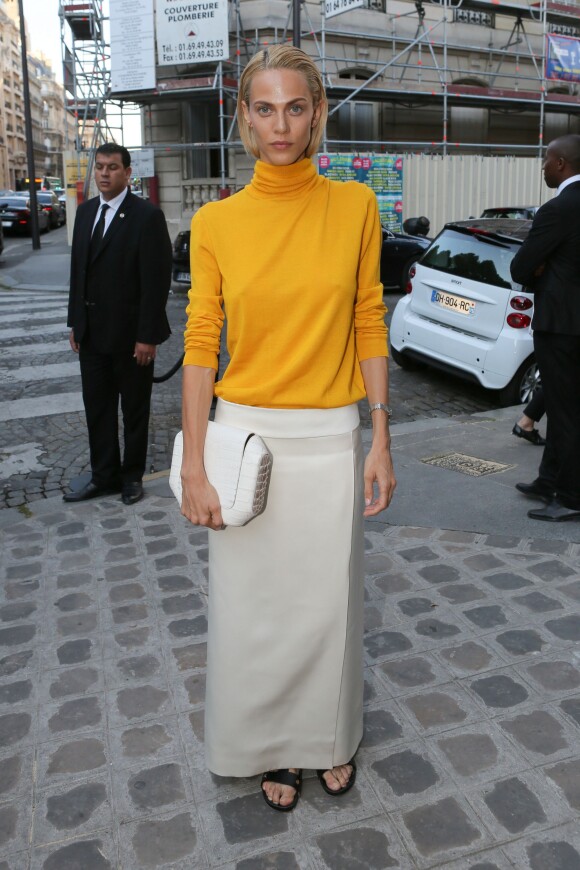 Aymeline Valade arrive au Palais Galliera pour assister au gala de la Vogue Paris Foundation Gala, habillée d'un pull, d'une pochette et d'une jupe Hermès. Paris, le 6 juillet 2015.