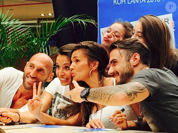 Jessica, Manon, Jeff et Christophe avec leurs fans au Auchan Cherbourg La Glacerie le 4 juillet 2015.