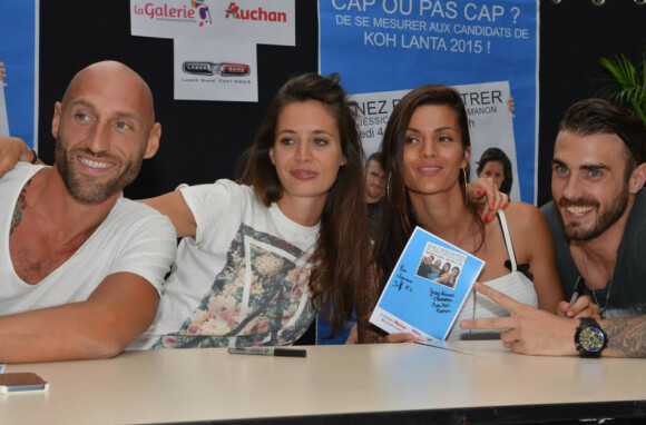 Jessica, Manon, Jeff et Christophe de Koh-Lanta 2015 avec leurs fans au Auchan Cherbourg La Glacerie le 4 juillet 2015.
