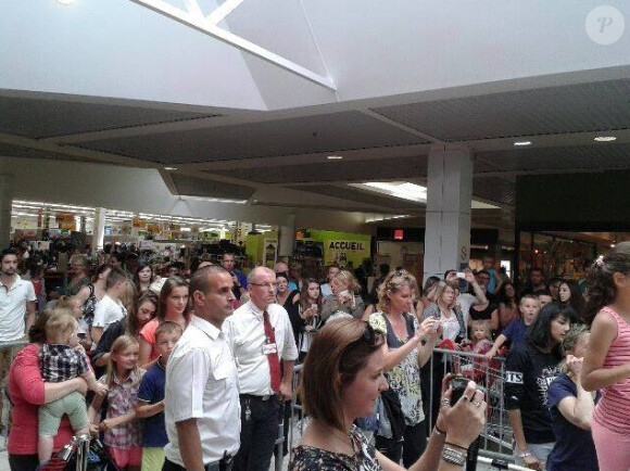 Jessica, Manon, Jeff et Christophe avec leurs fans, venus en nombre, au Auchan Cherbourg La Glacerie le 4 juillet 2015.