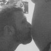Benjamin des Anges 6 embrassant le baby bump de la jolie Sarah, le 20 février 2015.