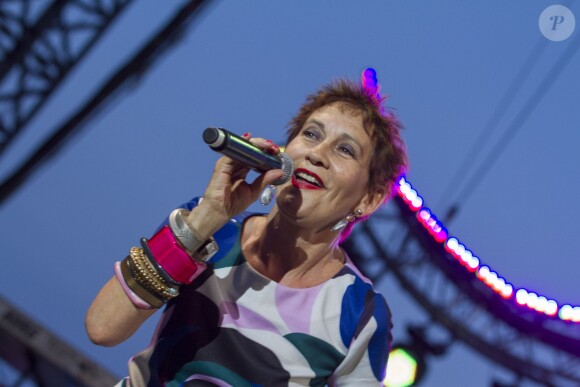 Caroline Loeb participe au concert de l'association Enfant Star et Match, qui fête ses 10 ans, à Antibes, le 8 juillet 2015.