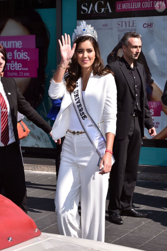 Miss Univers 2014, la jolie Paulina Vega a présenté sa ligne de produits de beauté pour les cheveux "Style Illuminate" dans la boutique Saga Cosmetics à Nice, le 19 mars 2015.