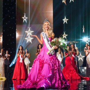 Olivia Jordan (26 ans), Miss Oklahoma, remporte la couronne de Miss USA 2015 à Baton Rouge en Louisiane, le 12 juillet 2015.