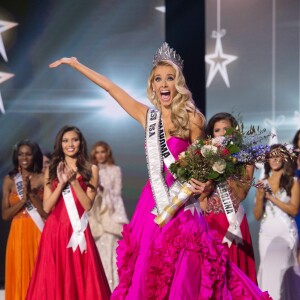 Olivia Jordan (26 ans), Miss Oklahoma, remporte la couronne de Miss USA 2015 à Baton Rouge en Louisiane, le 12 juillet 2015.