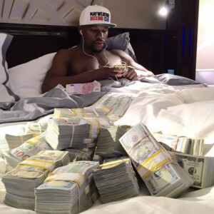 Drake, reposé comme le flamboyant boxeur Floyd Mayweather, Jr. dans le clip de la chanson "Energy".