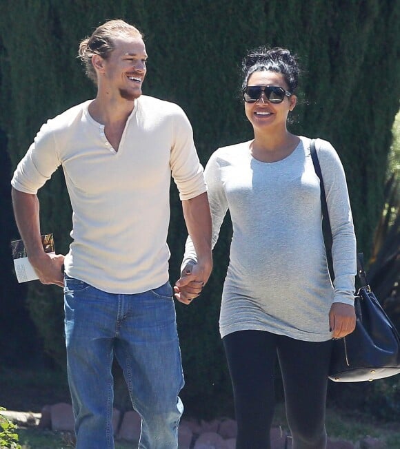 Naya Rivera enceinte se promène, main dans la main, avec son mari Ryan Dorsey dans les rues de Los Angeles, le 10 juillet 2015 Pregnant actress Naya Rivera and husband Ryan Dorsey walk hand in hand while shopping for furniture at The Mod Barn in Los Angeles, California on July 10, 2015. Naya, who married Ryan on July 19, 2014, announced her pregnancy back in February.10/07/2015 - Los Angeles
