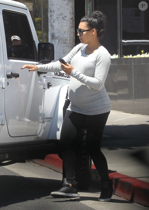 Naya Rivera enceinte fait du shopping dans les rues de Beverly Hills, le 10 juillet 2015 Pregnant actress Naya Rivera is spotted shopping for jewelry at XIV Karats in Beverly Hills, California on July 10, 2015. Naya, who married Ryan Dorsey on July 19, 2014, announced her pregnancy back in February10/07/2015 - Beverly Hills