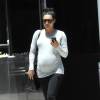 Naya Rivera enceinte fait du shopping dans les rues de Beverly Hills, le 10 juillet 2015  