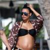 Exclusif - No web - No blog - Naya Rivera enceinte se promène avec son mari Ryan Dorsey lors de leurs vacances à Hawaii, le 20 avril 2015.  