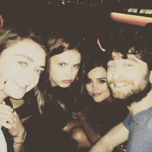 Maisie Williams, Hannah Murray, Jenna Coleman et Daniel Radcliffe sur un selfie. Photo postée le 12 juillet 2015.