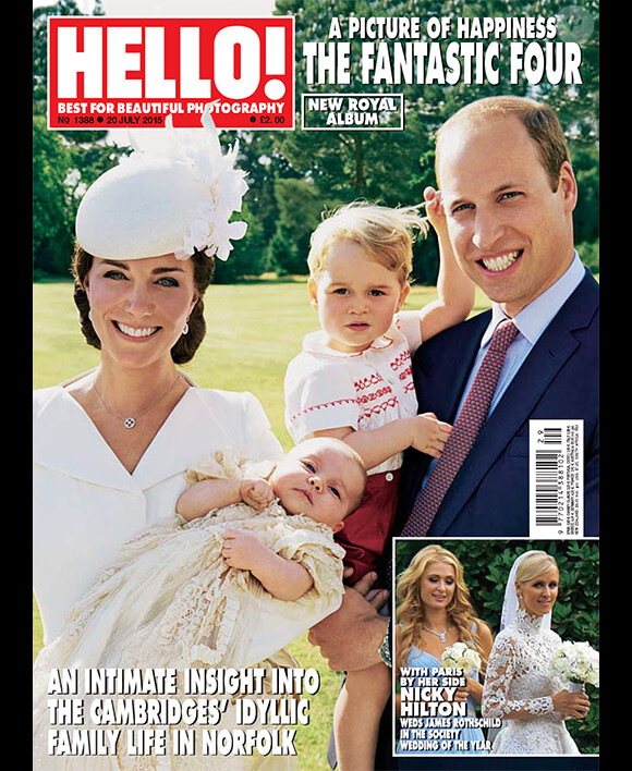 Kate Middleton etle prince William avec leurs enfants le prince George et la princesse Charlotte de Cambridge en couverture de Hello! en juillet 2015, une photo de Mario Testino prise lors du baptême de la dernière-née.