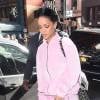Rihanna en look sport dans les rues de New York ne quitte plus son sac Diorama