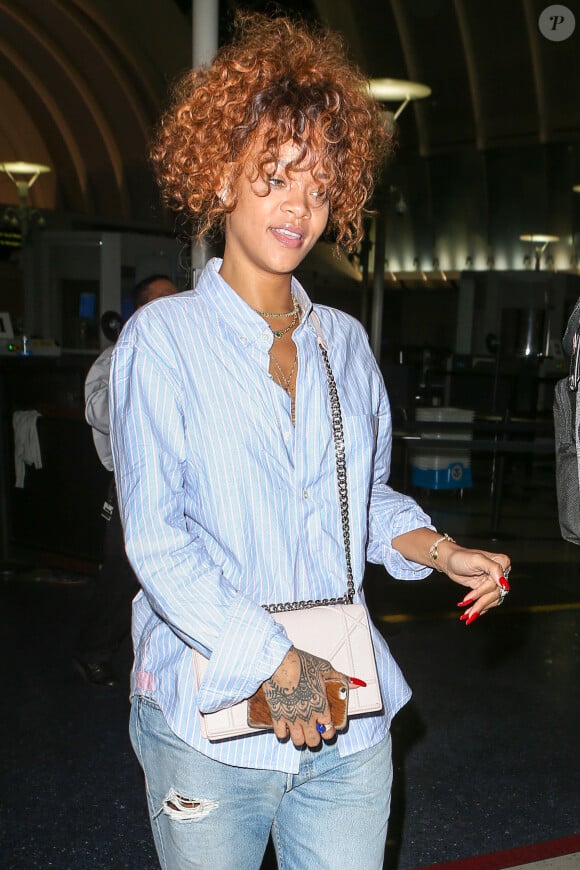 La chanteuse Rihanna ne quitte jamais son sac Diorama. Cette fois, elle a opté pour le modèle rose poudré en veau. (21 juillet 2015)